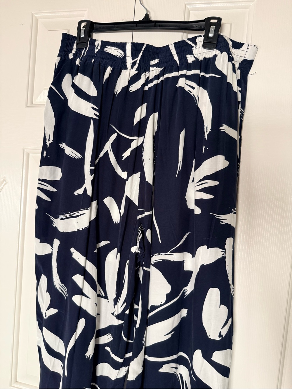 T Tahari Navy and White Printed Wide-Leg Pants Slacks - Picture 6 of 6